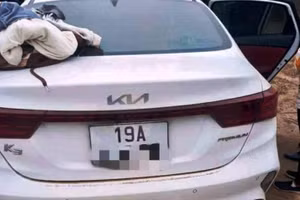 Chiếc ô tô của nạn nhân để lại hiện trường