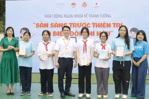 Các em học sinh được tặng quà trong buổi ngoại khóa.