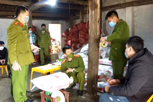 Công an huyện Vị Xuyên tiến hành kiểm đếm số mỡ bẩn của động vật. Ảnh: Ngọc Thơ (Vị Xuyên)