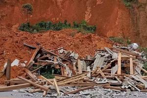 Một ngôi nhà bị sập tại xã Bằng La, huyện Văn Chấn.