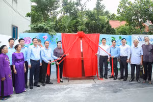 Gắn biển công trình chào mừng đại hội Đảng bộ các cấp tỉnh Vĩnh Phúc tại thôn Xám, xã Ngũ Kiên, huyện Vĩnh Tường