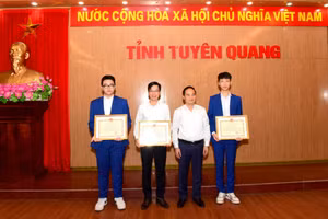 Phó Chủ tịch UBND tỉnh Tuyên Quang Hoàng Việt Phương khen thưởng nhóm dự án tham dự Cuộc thi Khoa học kỹ thuật Quốc tế Intel ISEF 2024.