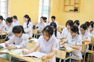 Học sinh lớp 12 trường THPT Long Châu Sa tập trung học ôn luyện, sẵn sàng cho kỳ thi.