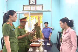 Cơ quan công an đọc quyết định khởi tố đối với Đào Thị T. (Ảnh: Công an tỉnh Tuyên Quang)