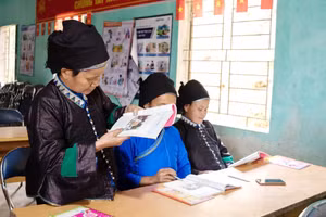 Lớp học xoá mù chữ ở thôn vùng cao Sui Thầu, xã Chiến Phố (Hoàng Su Phì). Ảnh: Khánh Linh