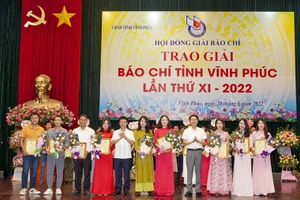 Ban tổ chúc trao giải cho các tác giả, nhóm tác giả tại Giải Báo chí tỉnh Vĩnh Phúc lần thứ 11