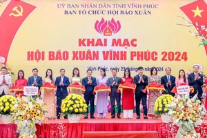 Đại biểu cắt băng khai mạc Hội Báo xuân Vĩnh Phúc 2024.