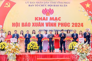 Đại biểu cắt băng khai mạc Hội Báo xuân Vĩnh Phúc 2024.