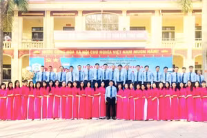 Tập thể cán bộ, giáo viên, nhân viên trường THCS Yên Lạc.