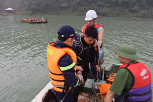 Lực lượng chức năng lặn tìm các nạn nhân mất tích. Ảnh: Công an Hà Giang