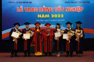 Khen thưởng 5 học viên có thành tích xuất sắc