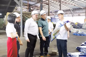 Ông Phạm Thanh Tùng - Bí thư Đảng ủy, Tổng Giám đốc Công ty cổ phần Supe Phốt phát và Hóa chất Lâm Thao (thứ nhất bên phải) giới thiệu sản phẩm phân bón Lâm Thao với đối tác Brazil.