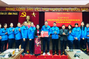 Bí thư Tỉnh ủy Hoàng Thị Thúy Lan tặng quà chúc mừng đội Bóng chuyền nữ Bamboo Airways Vĩnh Phúc vừa vô địch giải Bóng chuyền hạng A quốc gia.