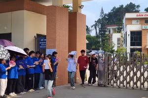 Các thí sinh hoàn thành xong môn thi Tiếng Anh tại Hội đồng thi Trường THPT Nguyễn Huệ.