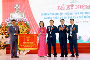 Phó Chủ tịch UBND tỉnh Phú Thọ Hồ Đại Dũng (bìa trái) trao Cờ thi đua của Chính phủ cho Trường THPT Phù Ninh.