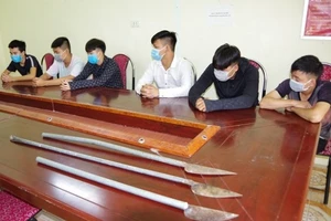 Các đối tượng và hung khí dùng để giải quyết mâu thuẫn cá nhân bị cơ quan Công an bắt giữ. Ảnh: Công an Hà Giang