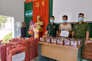 Đồn Biên phòng Sơn Vĩ bàn giao đối tượng cùng tang vật cho Công an huyện Mèo Vạc (Ảnh: Bộ Chỉ huy BĐBP tỉnh Hà Giang)