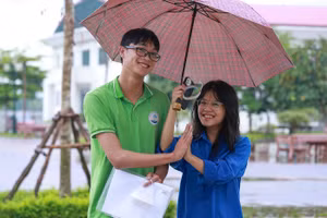 ‘Màu áo xanh’ luôn là nguồn động viên tinh thần to lớn cho các sĩ tử.