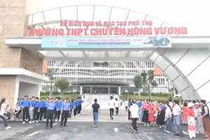 Thí sinh tham dự kỳ thi tại Hội đồng coi thi Trường THPT Chuyên Hùng Vương.