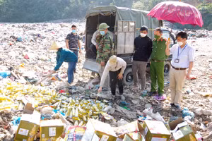 Cơ quan chức năng tiêu hủy toàn bộ số bia không rõ nguồn gốc. Ảnh: Công an tỉnh Hà Giang