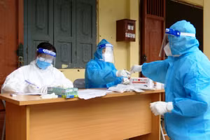 Ngành chức năng lấy mẫu xét nghiệm cho nhân dân địa bàn thị trấn Lăng Can. Ảnh: Xuân Cường