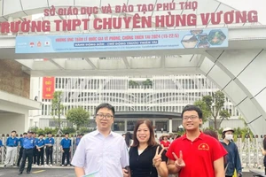 Giáo viên Trường THCS Giấy Phong Châu (huyện Phù Ninh) động viên các thí sinh trước khi vào điểm thi sáng 8/6.