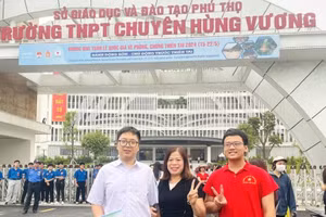 Giáo viên Trường THCS Giấy Phong Châu (huyện Phù Ninh) động viên các thí sinh trước khi vào điểm thi sáng 8/6.