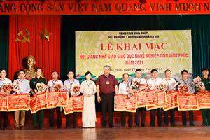 Ông Nguyễn Việt Phương - Giám đốc Sở LĐ-TB&XH Vĩnh Phúc trao Cờ lưu niệm cho đại diện các đoàn tham dự Hội giảng