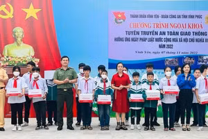 Hoạt động ngoại khóa tuyên truyền về an toàn giao thông tại Trường THCS Liên Bảo