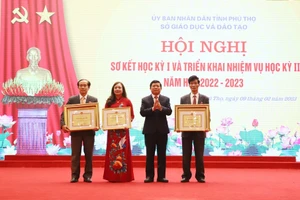 Thừa ủy quyền của lãnh đạo Nhà nước, ông Nguyễn Văn Mạnh, Giám đốc Sở GD&ĐT Phú Thọ trao Huân chương Lao động hạng Ba và Kỷ niệm chương Hùng Vương cho các cá nhân có thành tích xuất sắc.