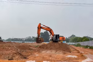 Cơ quan chức năng tiến hành san gạt mặt bằng sao khi có quyết định cưỡng chế