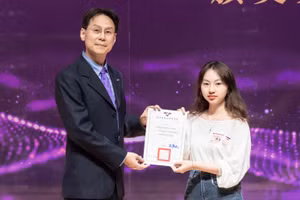 Hoa nhận giấy khen dành cho sinh viên xuất sắc của trường năm 2023. Ảnh: Nhân vật cung cấp