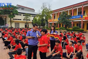 Các em học sinh hào hứng trả lời các câu hỏi trong buổi ngoại khóa.