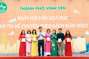 Lãnh đạo TP Vĩnh Yên trao thông điệp Ngày hội đọc sách đến đại diện một số nhà trường