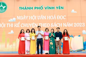 Lãnh đạo TP Vĩnh Yên trao thông điệp Ngày hội đọc sách đến đại diện một số nhà trường