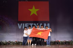 Đoàn học sinh Việt Nam tham dự IMO 2022. Từ trái sang là các em: Ngô Quý Đăng, Hoàng Tiến Nguyên, Nguyễn Đại Dương, Phạm Việt Hưng, Vũ Ngọc Bình, Phạm Hoàng Sơn