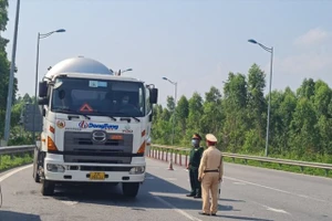 Gần 2 tháng hoạt động, lực lượng tham gia tại các chốt luôn nêu cao tinh thần trách nhiệm. Ảnh minh họa.