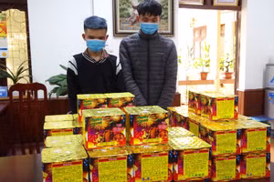 2 đối tượng cùng tang vật là 60kg pháo nổ tại cơ quan Công an. Ảnh: Công an tỉnh Hà Giang