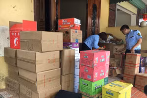 Lực lượng chức năng kiểm tra chi tiết hàng hóa. Ảnh: Cục QLTT tỉnh Hà Giang