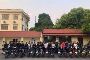 60 đối tượng đi trên 42 xe máy bị Công an huyện Tam Đảo bắt giữ