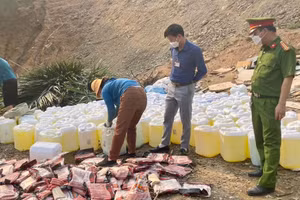 Lực lượng chức năng tổ chức tiêu hủy hàng hóa vi phạm. Ảnh: Công an tỉnh Hà Giang