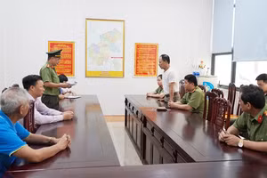 Cơ quan Công an công bố Lệnh bắt tạm giam đối với Nguyễn Thanh Cường (áo trắng, đứng). Ảnh: Công an tỉnh Hà Giang.