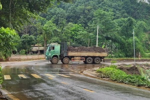 Xe chở "có ngọn" khiến bùn đất rơi vãi ra đường.