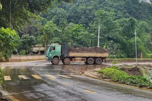 Xe chở "có ngọn" khiến bùn đất rơi vãi ra đường.