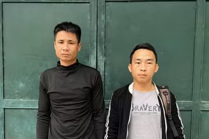 Trần Đình Thịnh và Đặng Quốc Lịch tại cơ quan Công an. (Ảnh: Công an tỉnh Tuyên Quang)