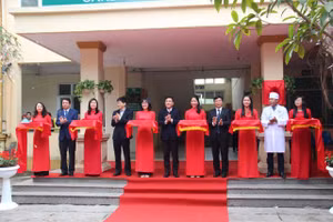 Các đại biểu cắt băng khánh thành Trung tâm 