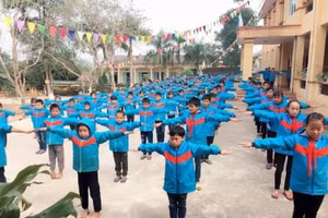 Học sinh Trường Tiểu học Yên Sơn 2 mặc đầy đủ áo ấm khi đến trường trong tiết trời lạnh