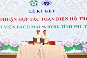 Lãnh đạo Bệnh viện đa khoa tỉnh Phú Thọ (bên phải) và lãnh đạo Bệnh viện Bạch Mai ký kết thỏa thuận hỗ trợ y tế và hợp tác toàn diện.