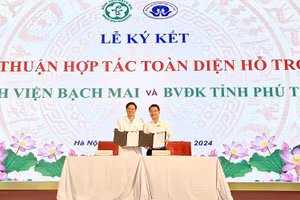 Lãnh đạo Bệnh viện đa khoa tỉnh Phú Thọ (bên phải) và lãnh đạo Bệnh viện Bạch Mai ký kết thỏa thuận hỗ trợ y tế và hợp tác toàn diện.