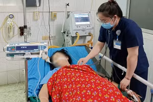 Nữ bệnh nhân được các bá sĩ theo dõi, điều trị. Ảnh: BVCC